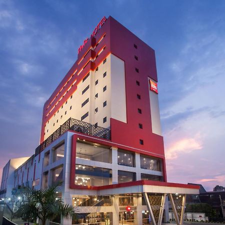 Ibis Pontianak City Center Екстер'єр фото