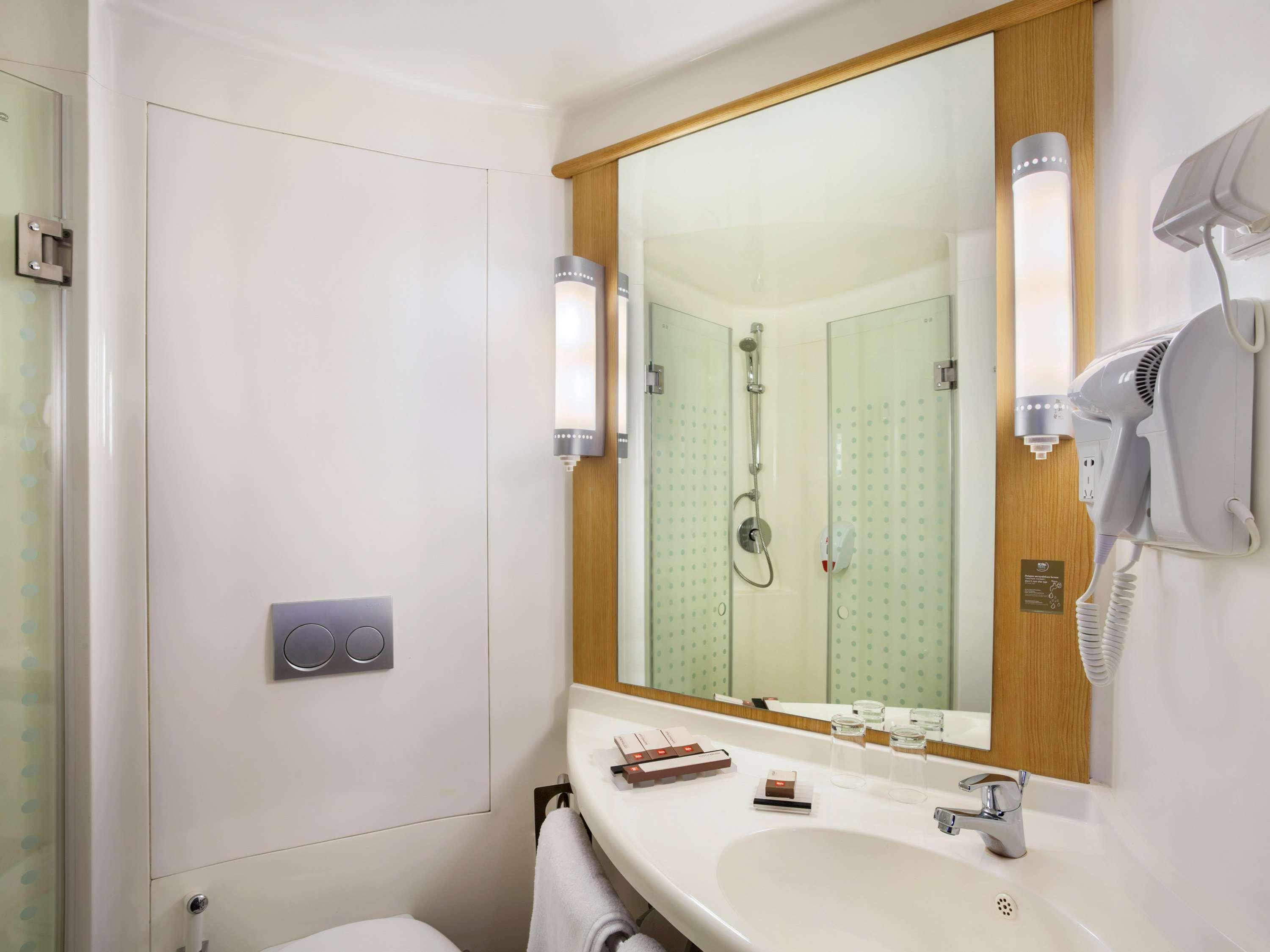 Ibis Pontianak City Center Екстер'єр фото