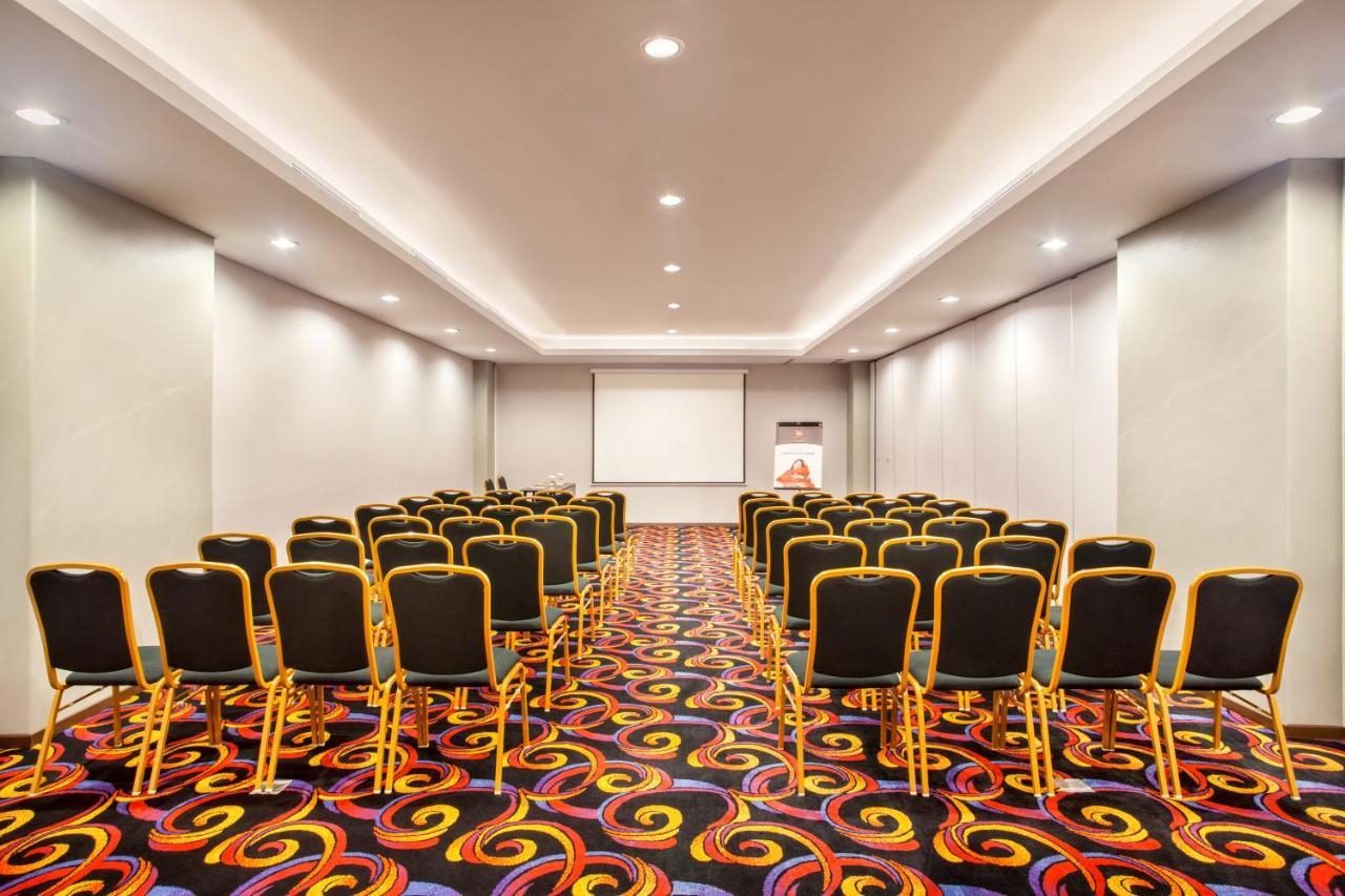 Ibis Pontianak City Center Екстер'єр фото